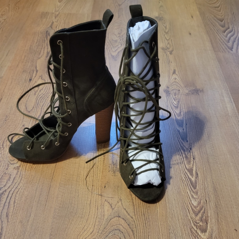 LACED BOOTIES Olive Green Size 9